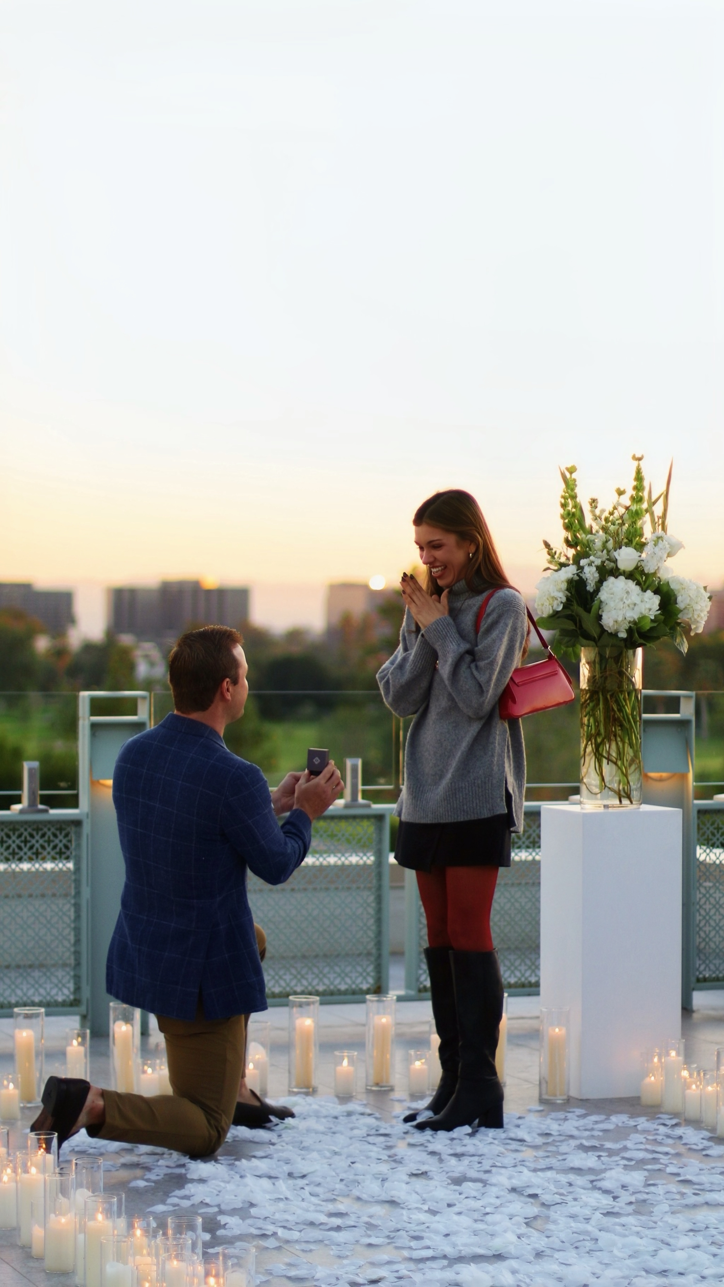 man proposing to a women with the city in the background 1