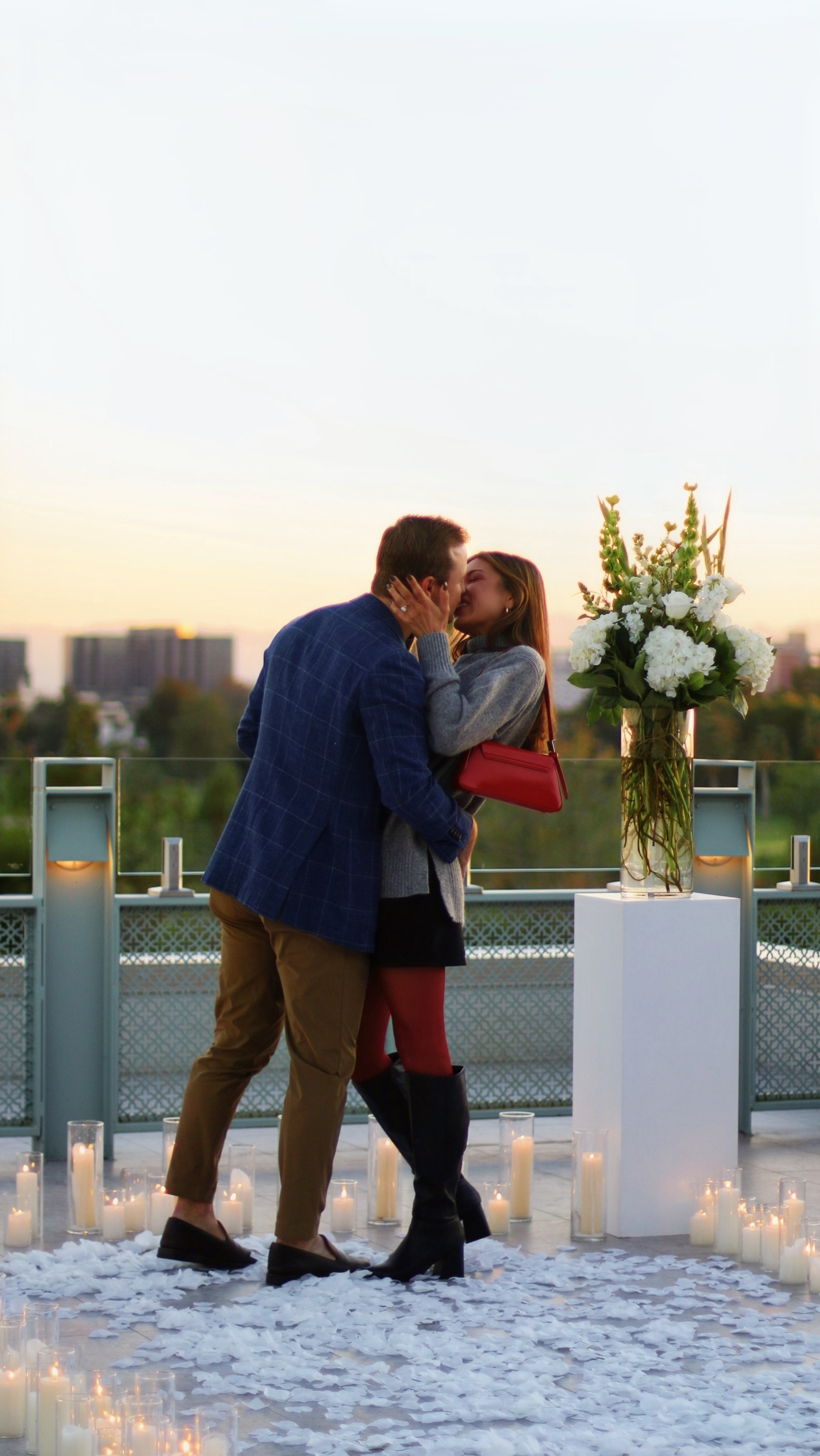 man proposing to a women with the city in the background 2